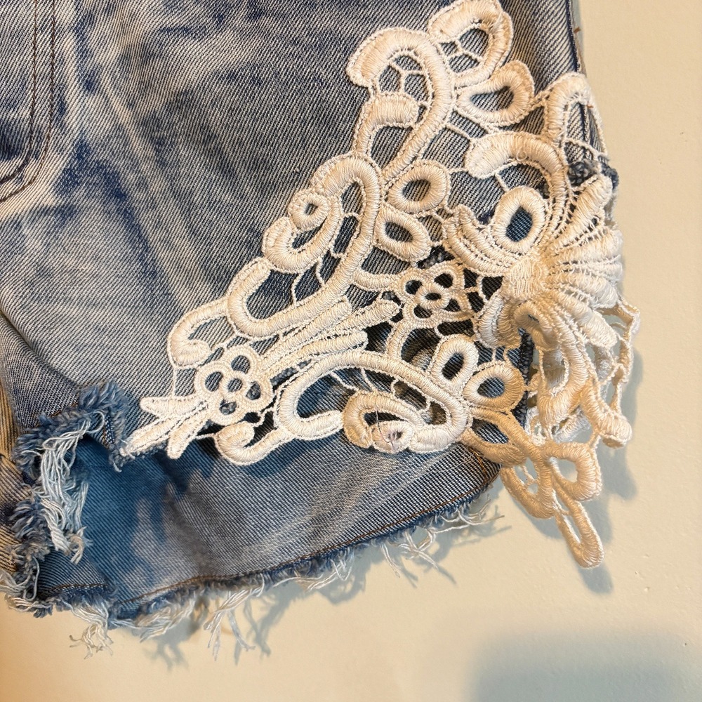 RAGA Boho Festival Shorts Size S Crochet Lace Trim Fray Hem Light Acid Wash NWT - Picture 2 of 10